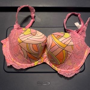 Victoria’s Secret bra size 3060. Like new. Worn once.